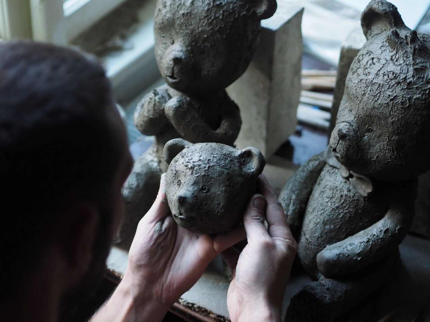 Teddies Riot - Artistul Andrei Pandea modelează în lut 4000 de ursuleți